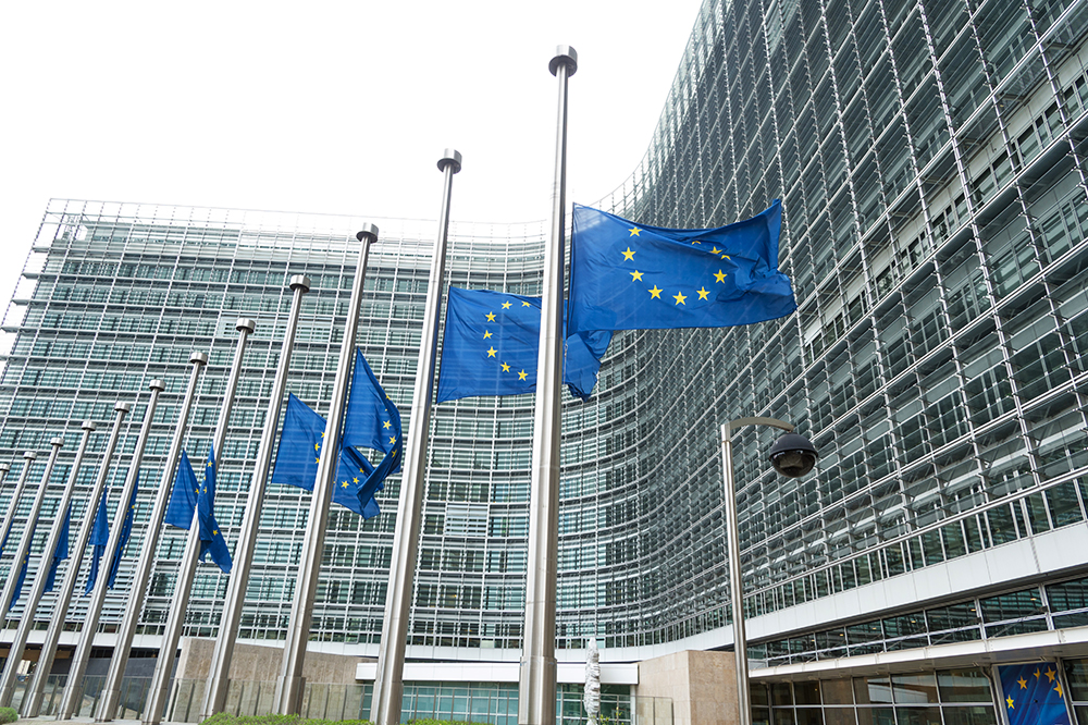 Drapeaux europÈens en berne devant le b‚timent Berlaymont